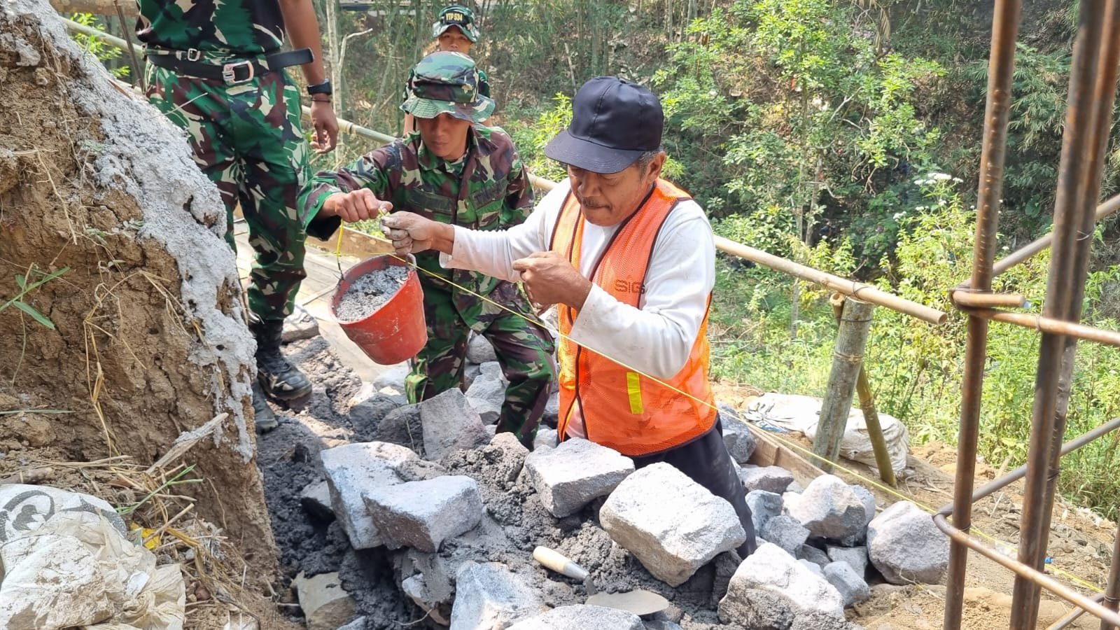Pak Darto: Semangat Juang dan Inspirasi Gotong Royong di Desa Taji