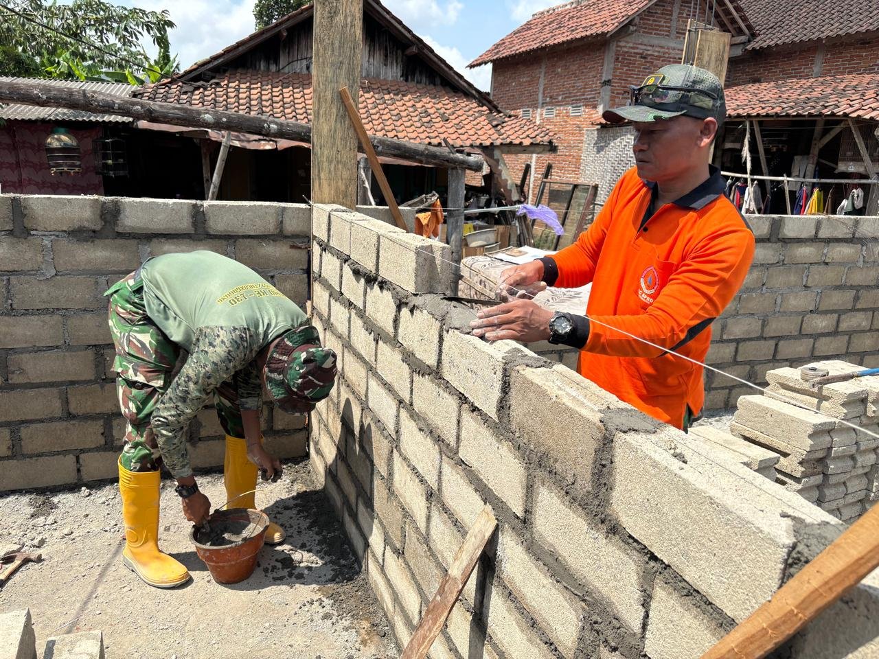 Agus Suwandi Aktif Bersinergi dengan Satgas TMMD dalam Proyek Rumahnya