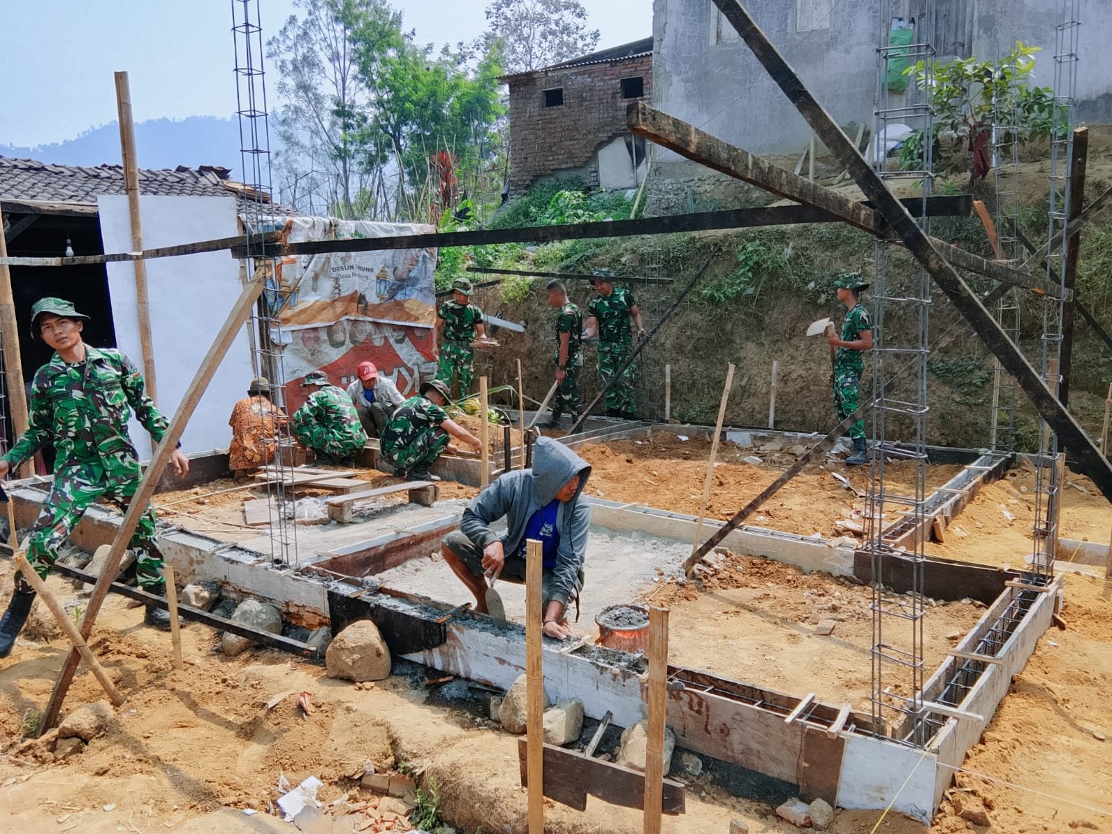 Proyek TMMD ke-130: Pondasi Rumah Bapak Nanang Siap Dukung Masa Depan Cerah