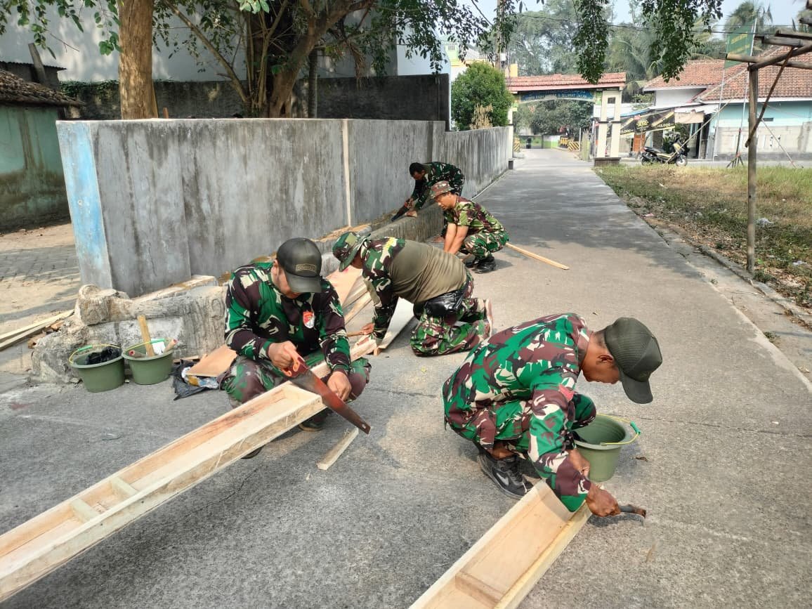 Kegiatan Satgas TMMD ke-130 Dukung Pembangunan Bekisting di Sumur Bandung
