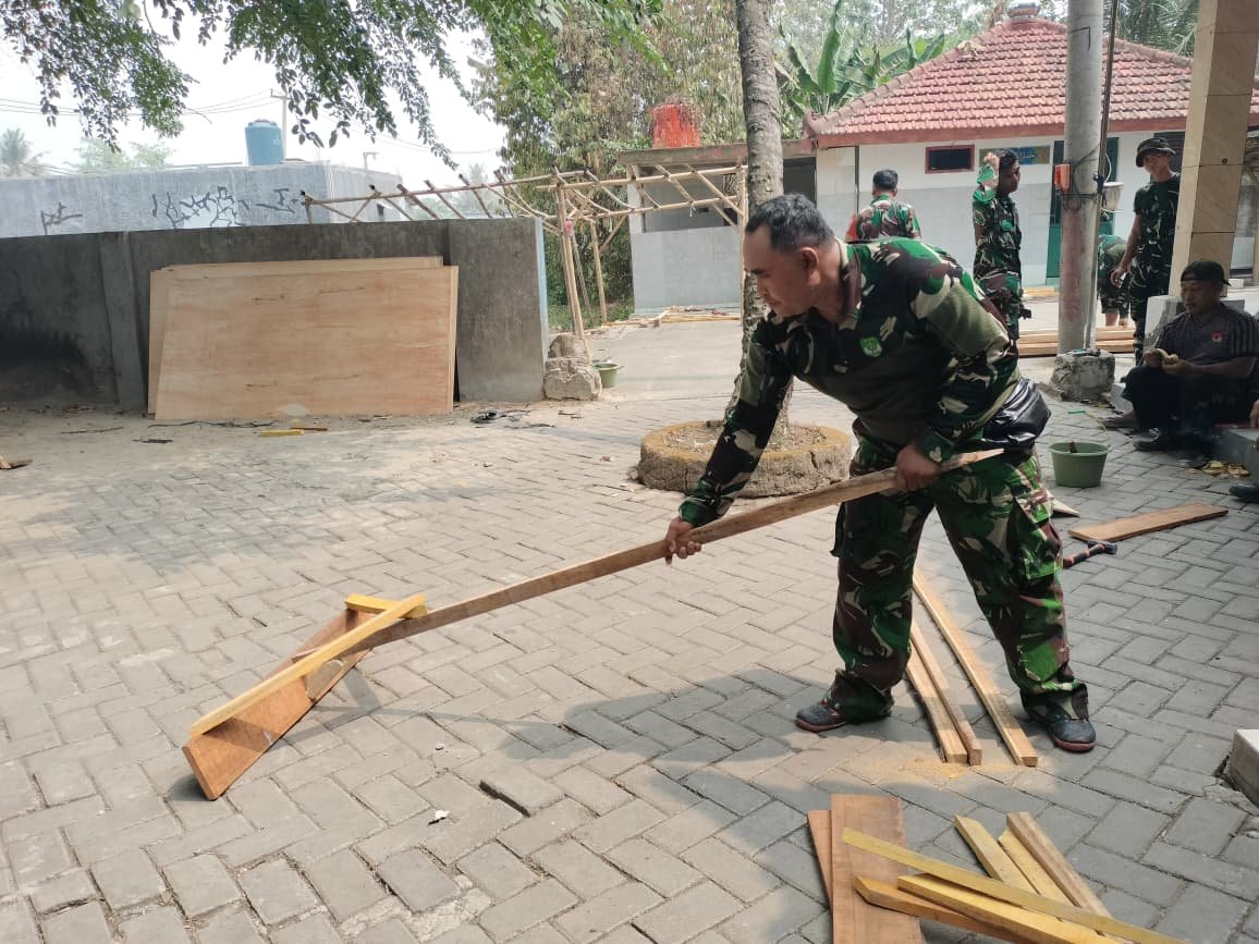 Pemanfaatan Kreativitas Satgas TMMD ke-130 untuk Proyek Pembangunan Sumur Bandung