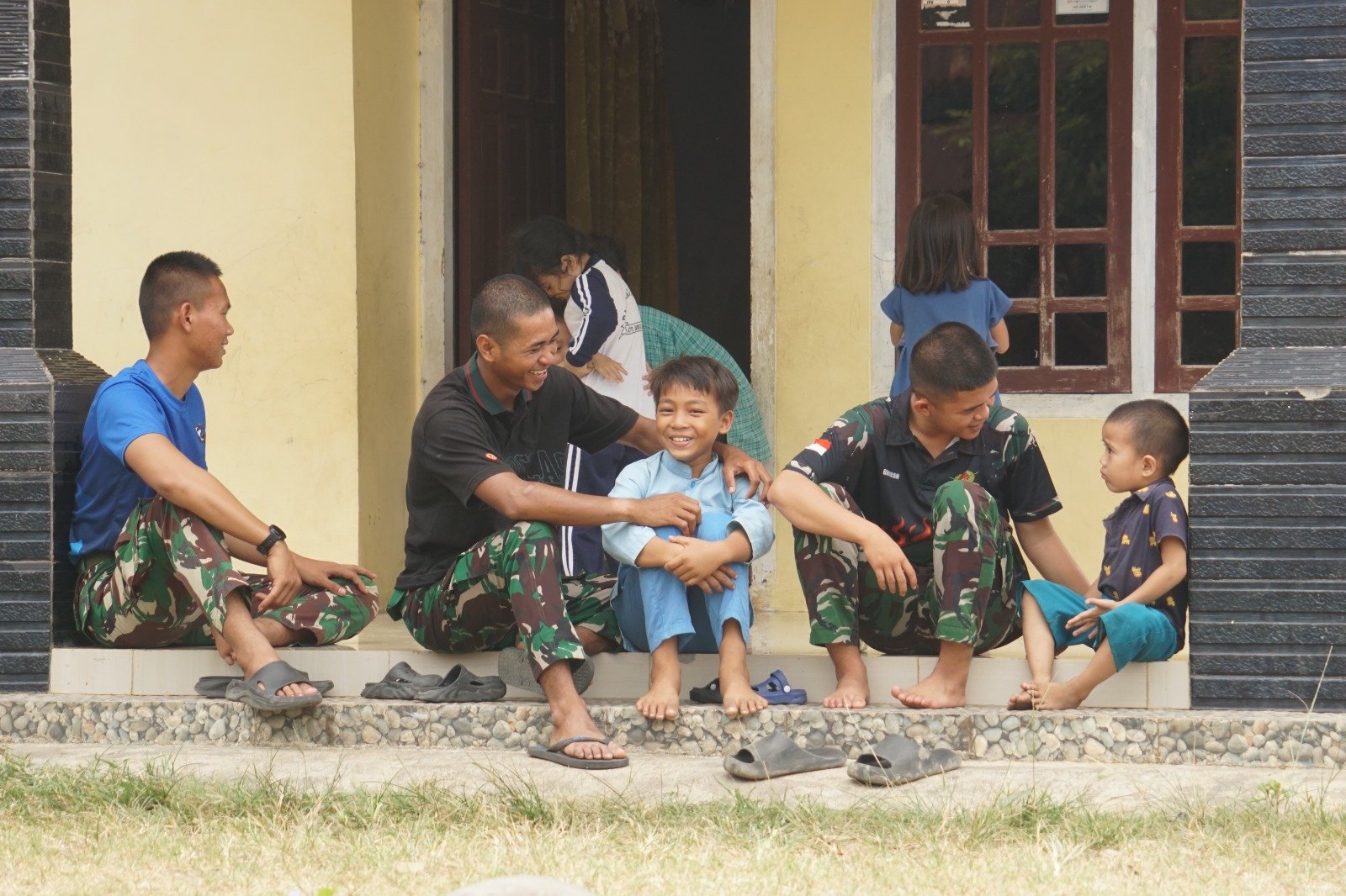 Anak-Anak di Bengkulu Antusias Menyambut Kehangatan Prajurit TMMD 130