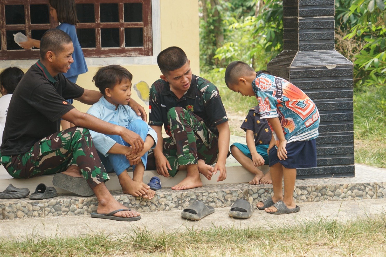 Interaksi Ceria Satgas TMMD 130 Perkuat Hubungan dengan Anak-Anak di Bengkulu