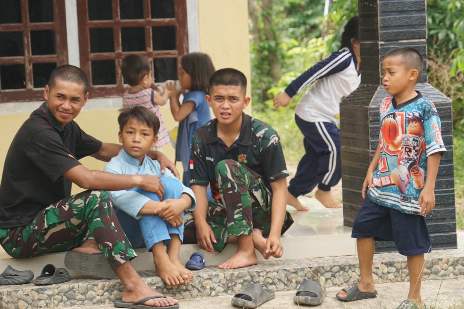 Anak-Anak Kandang Limun Rayakan Kunjungan TNI dengan Serangkaian Acara Ceria