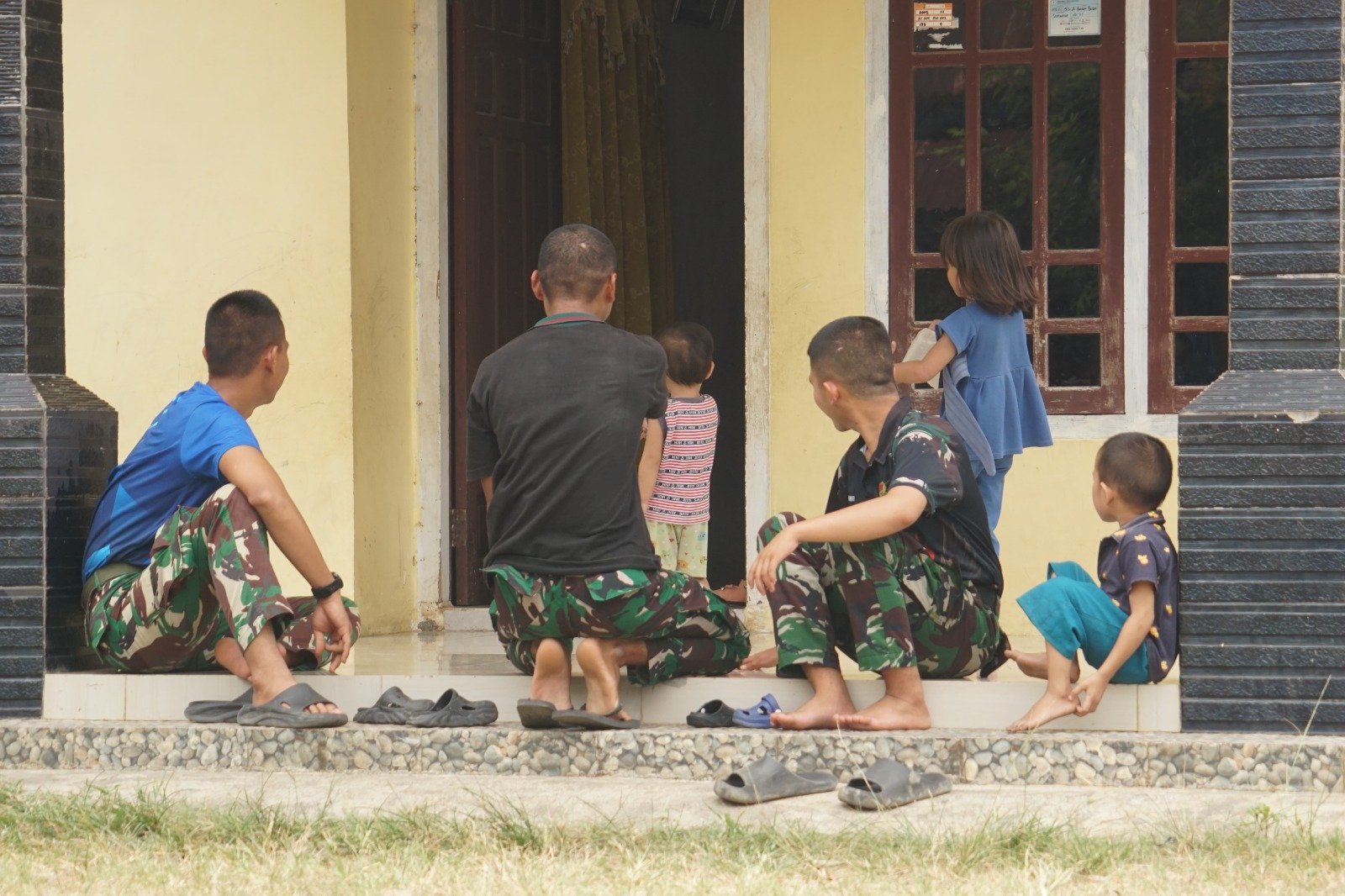 Suasana Ceria Anak-Anak Kandang Limun Sambut Kehadiran Tim TMMD