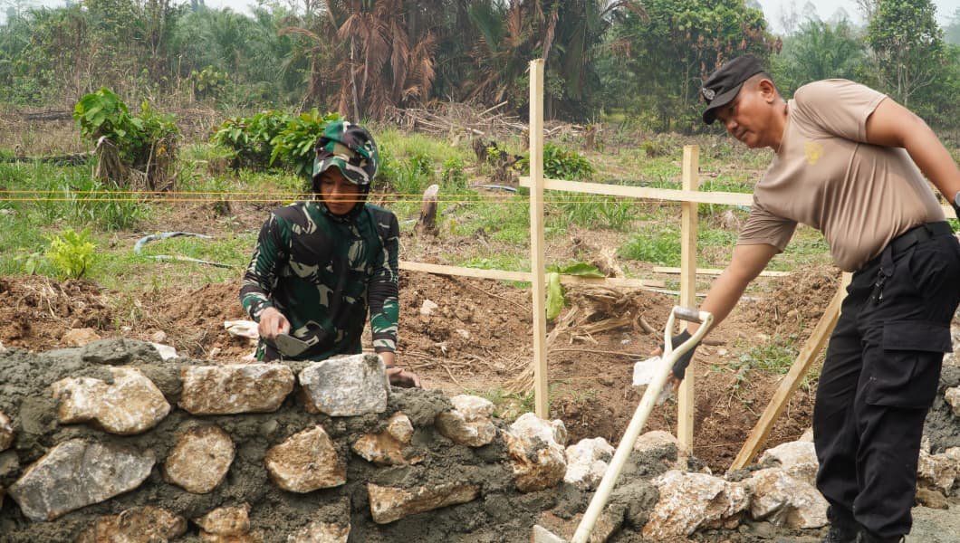 Kesatuan TNI dan Polri Bersama Warga Wujudkan Pembangunan Desa di Luwu Timur
