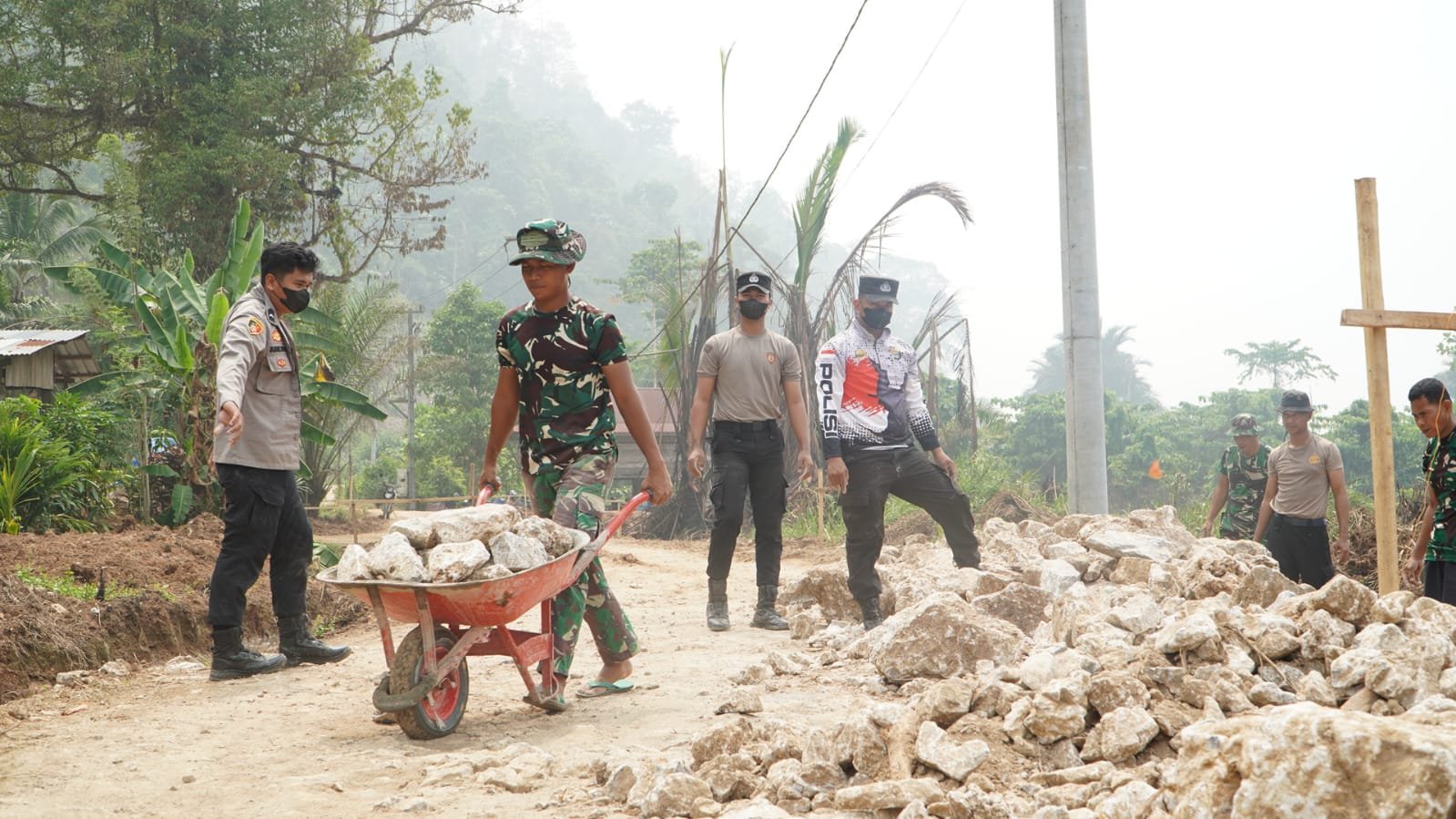 Kolaborasi TNI-Polri dan Masyarakat Mendorong Pembangunan di Luwu Timur