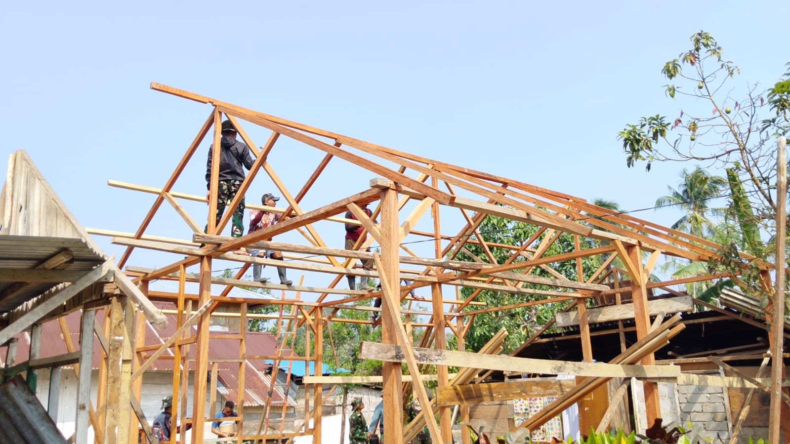 Pemasangan kerangka atap RTLH Arianto Atan dorong kemajuan proyek tahap awal
