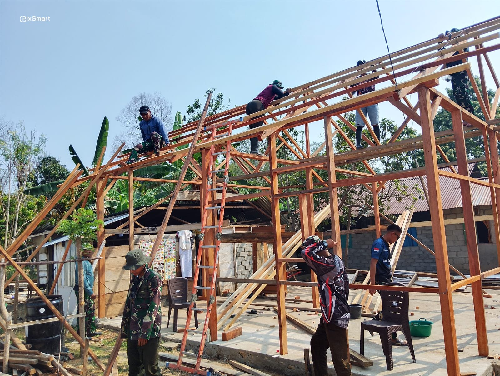 Semangat Gotong Royong Satgas TMMD 130 Kodim 1307/Poso Dalam Rehabilitasi RTLH